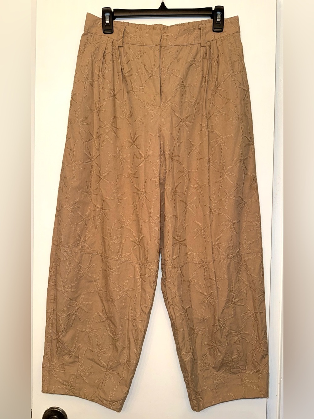 House of Harlow 1960 tan Barrel Leg pants, size M, EUC